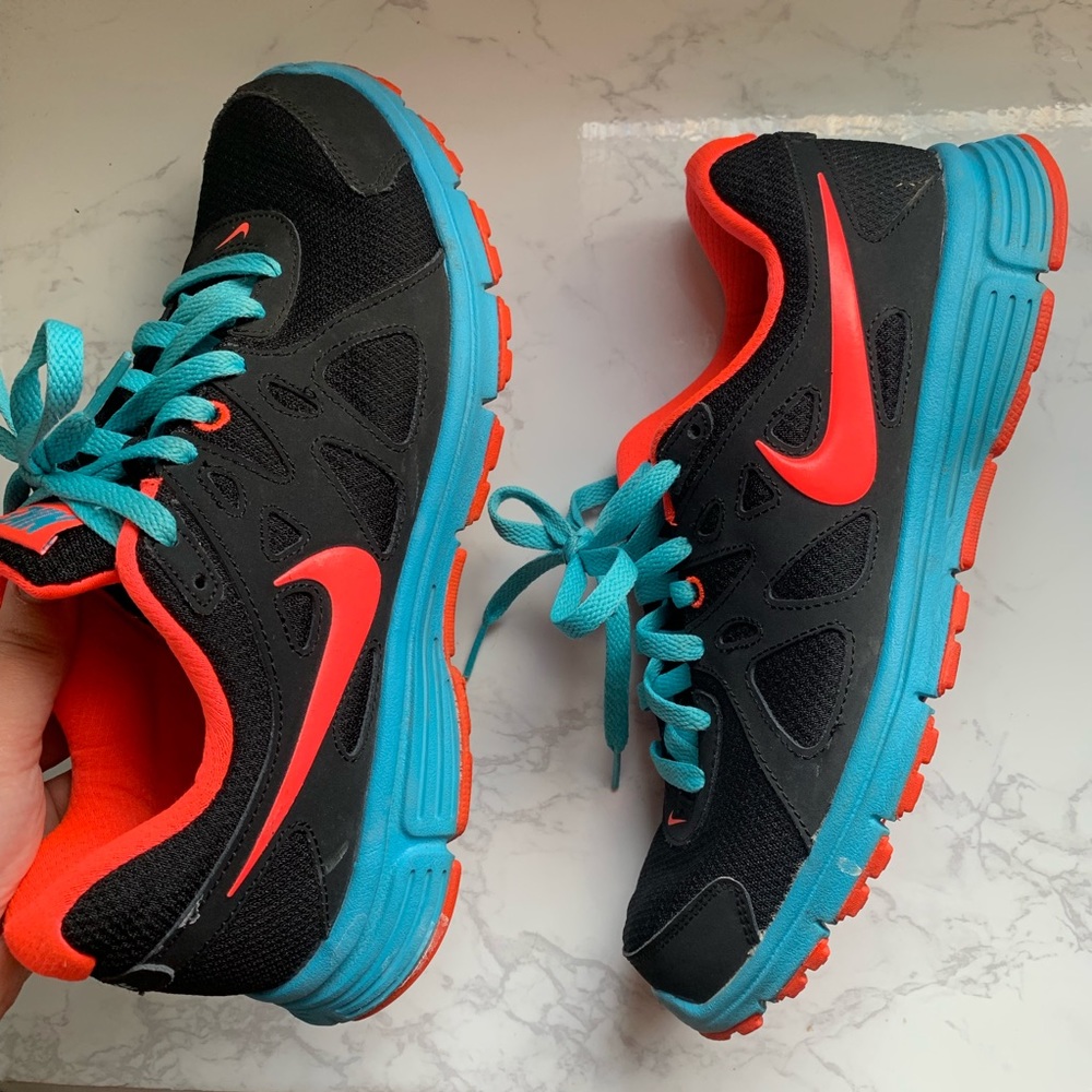 Nike sneakers (WOMANS SIZE US 9.5)